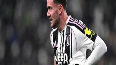 “库里三分里程碑4000记，勇士连胜六场斩落国王”